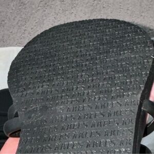 NWT - Never Worn - TKEES Sloane Sandal in Black US SIZE 9